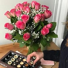 20 Pink Roses With Gyp Delivery UK