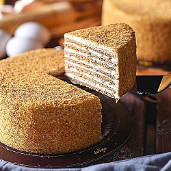 2.5lbs Honey Cake from Delizia